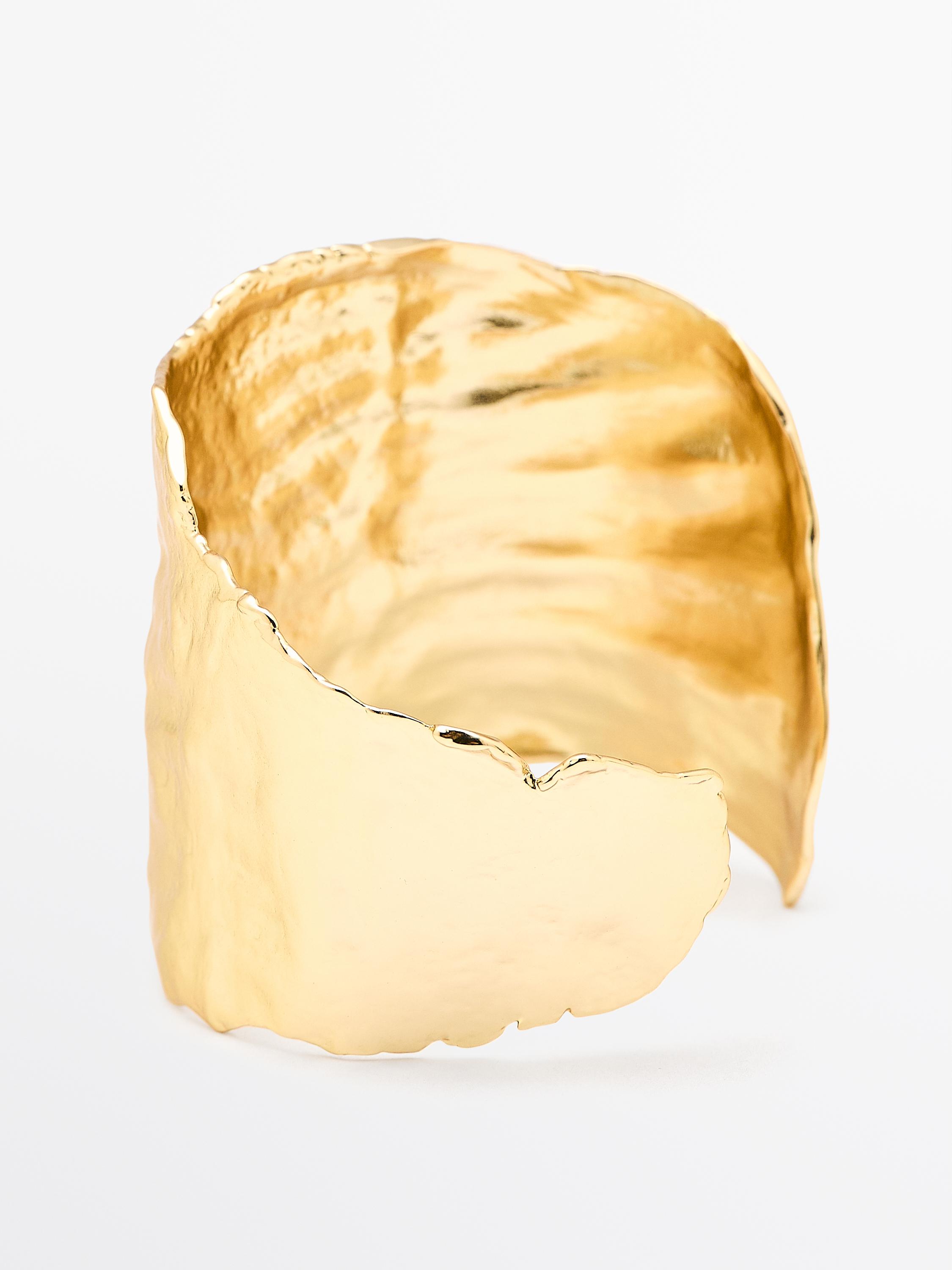 Irregular wide cuff